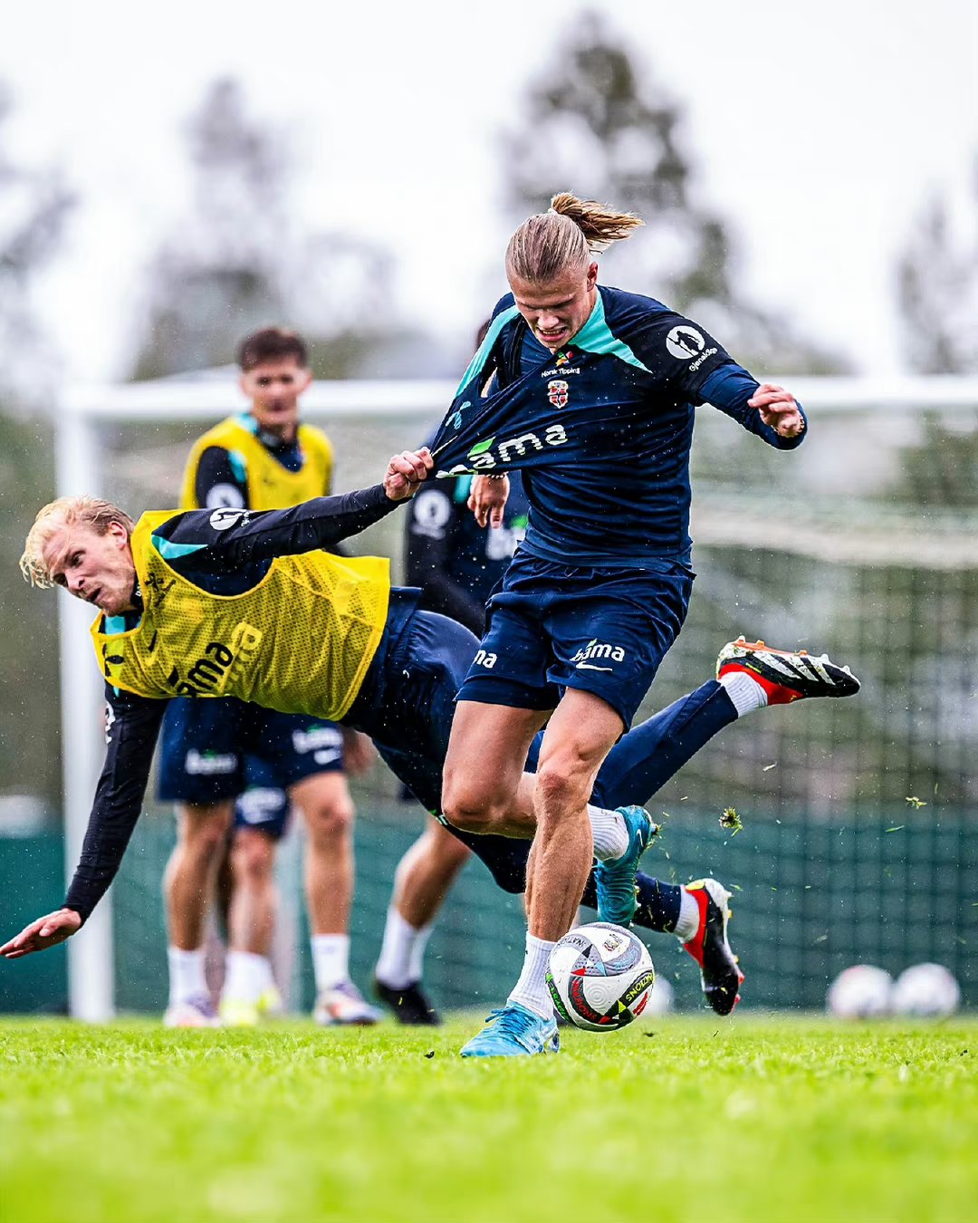 包含国际米兰迎来里程碑备战法国杯勒沃库森集结日刷新队史纪录，这操作让人直呼：穆古鲁扎连续十二场比赛得分超过精彩发挥的词条